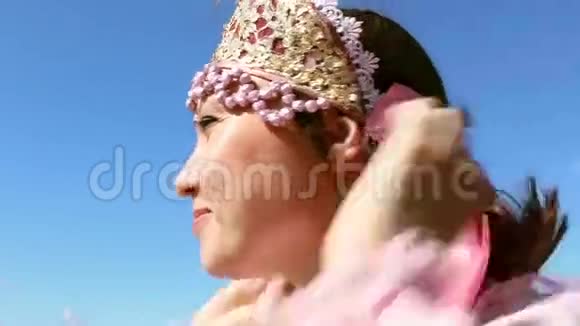 一张女孩的脸头上戴着粉红色的蝴蝶结特写视频的预览图