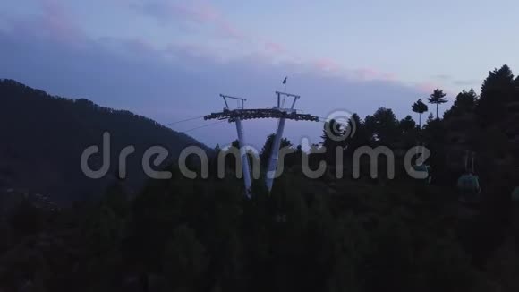 缆车乘坐的鸟瞰图在山站度假胜地为游客提供电梯视频的预览图