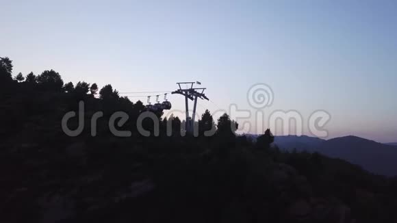 缆车乘坐的鸟瞰图在山站度假胜地为游客提供电梯视频的预览图