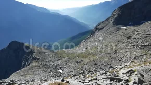 女子攀登高空落基山崖意大利法国阿尔卑斯山的夏季冒险视频的预览图