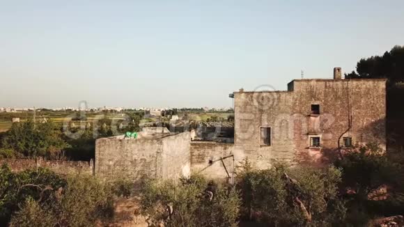 空中建立一个废弃的石屋视频的预览图