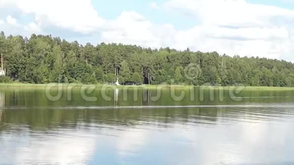 美丽的湖泊景观与森林俄罗斯景观视频的预览图