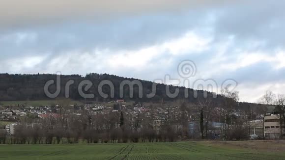 阳光和云彩笼罩着一个城镇视频的预览图