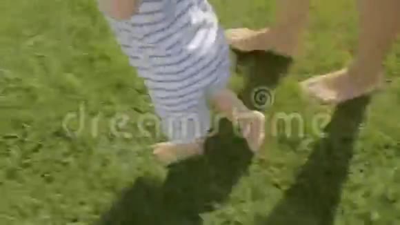 看宝宝和妈妈一起在草地上奔跑的腿视频的预览图