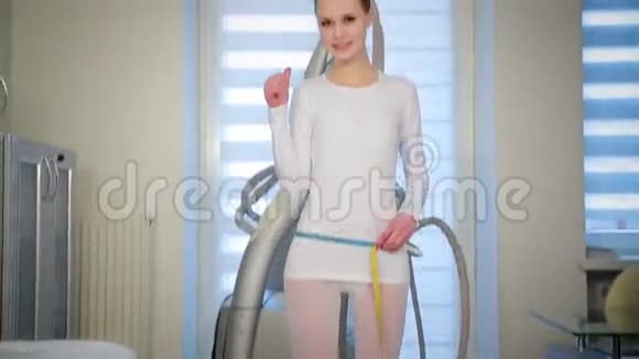 瘦瘦的女人用丝带测量她的腰围视频的预览图