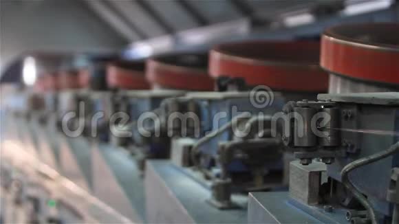 工厂生产弹簧提供电线闭合生产弹簧和弹簧块电线滚丝视频的预览图