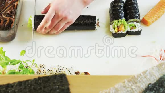 切割寿司卷视频的预览图