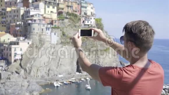 年轻人在意大利利古里亚的CinqueTerre的老村庄拍了一张美丽的风景照片欧洲意大利度假视频的预览图