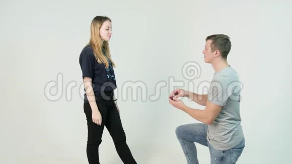 向女友求婚的年轻人男人跪在年轻女子面前向女孩求婚视频的预览图