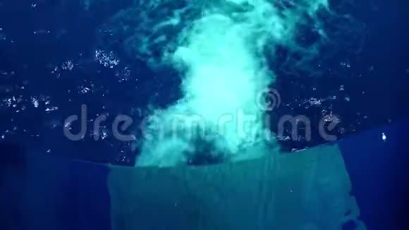 在水上公园的蓝色滑梯中流动水夏季水上乐园滑梯视频的预览图