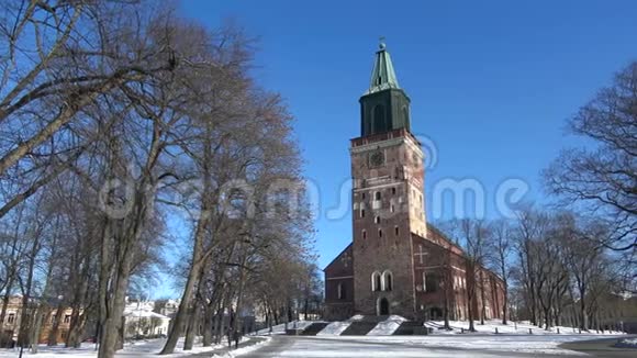 二月阳光明媚的一天在图尔库大教堂芬兰视频的预览图