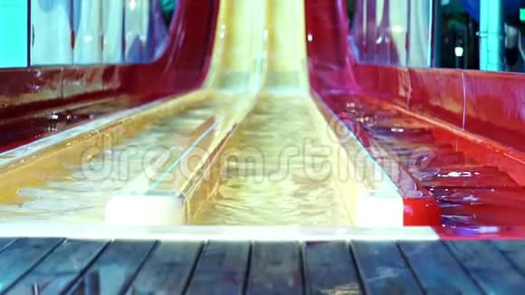 红色和黄色的水在夏季水上公园滑动视频的预览图