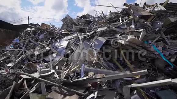 一堆回收的旧金属躺在垃圾堆里视频的预览图
