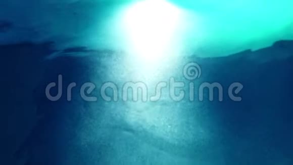 游泳池的水下照明视频的预览图