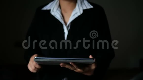 4K商业女性使用平板电脑黑暗和谷物加工视频的预览图