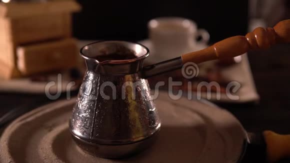 咖啡壶上印有银字的咖啡壶视频的预览图