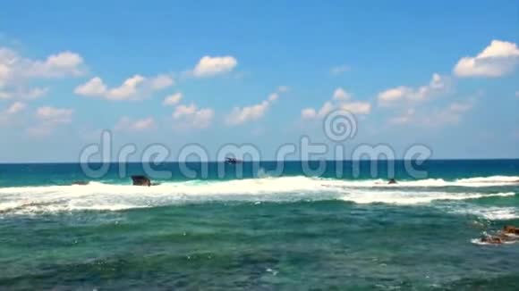 平静的地中海波涛视频的预览图