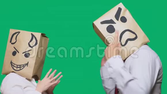 情感概念手势一个头上戴着包裹的男人身上画着一个表情符号一个愤怒的尖叫另一个愤怒的尖叫视频的预览图