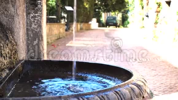 水流在街道喷泉处视频的预览图