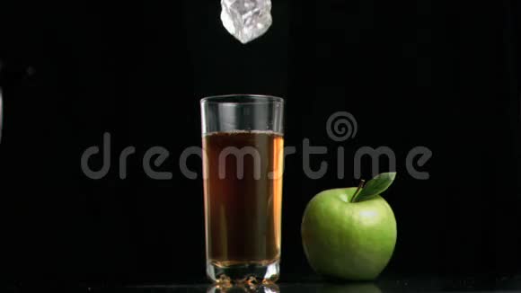 苹果汁以超慢的速度飞溅因为冰块视频的预览图
