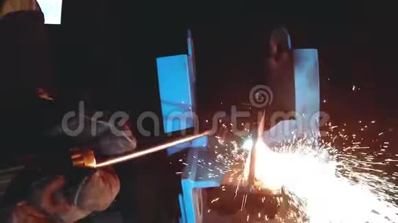 超慢运动金属施工车间气焊套件金属切割视频的预览图
