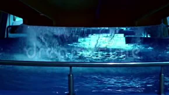 夏季瀑布水上乐园慢动作视频的预览图