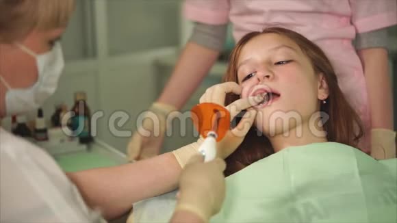 牙科轻型牙齿用紫外线填充牙齿填充儿童病人视频的预览图