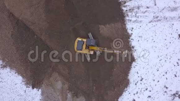 高空观景履带式挖掘机在施工区域挖雪地视频的预览图