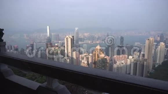 身穿灰色运动衫长发的年轻女子正在香港维多利亚峰观光旅游目的地视频的预览图