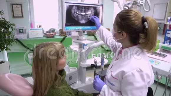 病人躺着医生牙医女人解释对话病人视频的预览图