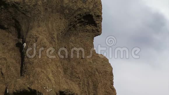 复活节岛莫伊雕像关闭因为云移动和鸟飞过去视频的预览图