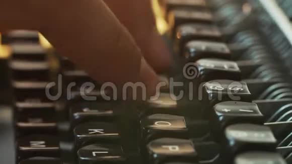男人手指打字旧金属打字机复古风格特写视频的预览图