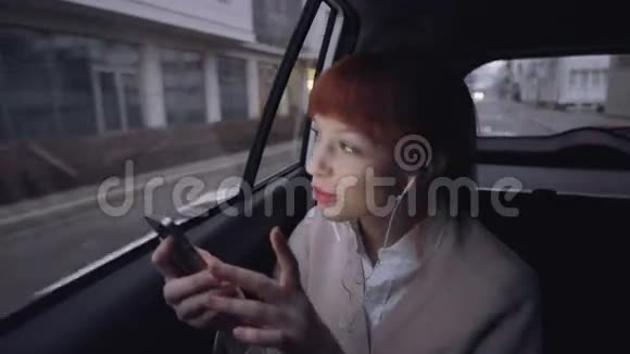 汽车里的年轻女子打着漂亮的电话视频的预览图
