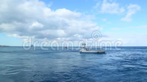 波涛汹涌的大海和帆船巴哈马视频的预览图