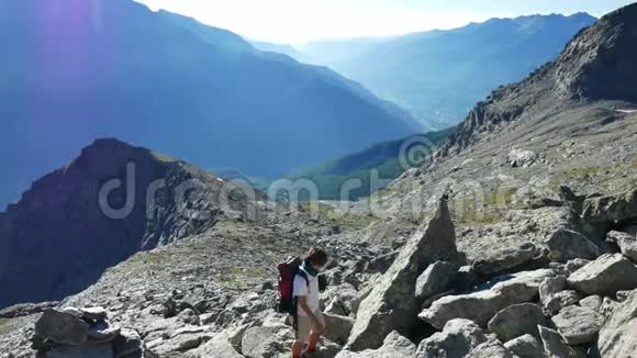 女子攀登高空落基山崖意大利法国阿尔卑斯山的夏季冒险视频的预览图
