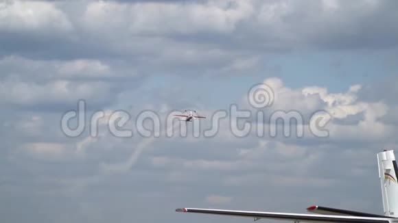 红苏31倒飞然后飞起来表演一个名为桶的特技飞行人物视频的预览图
