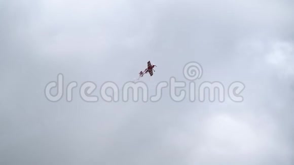 苏31的飞机飞了起来尾巴掉下来后面留下了一条烟雾弥漫的痕迹视频的预览图