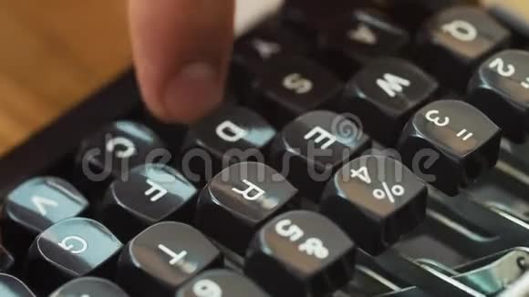男人手指打字旧金属打字机复古风格特写视频的预览图