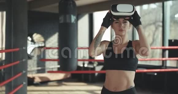 吸引人的女子拳击VR360耳机训练踢虚拟现实视频的预览图