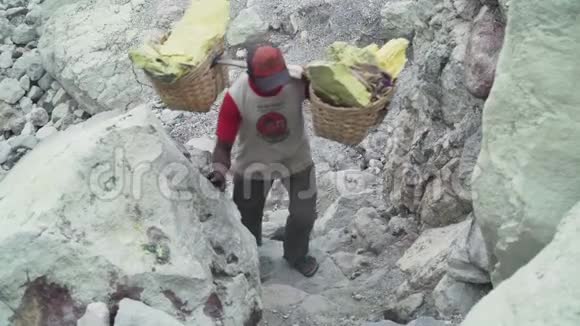 硫磺工人卡瓦伊根火山视频的预览图
