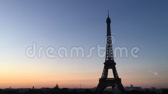 巴黎埃菲尔铁塔日出视频的预览图