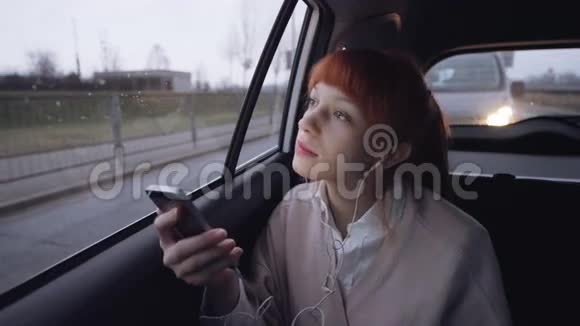 打电话时车里的女商人视频的预览图