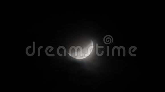 夜晚的月亮和乌云视频的预览图