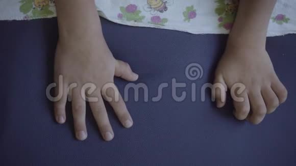 理疗时趴在肚子上的小白种人男孩的手视频的预览图