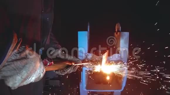 超慢运动金属施工车间气焊套件金属切割视频的预览图