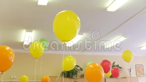 办公室或学校室内的彩色气球视频的预览图