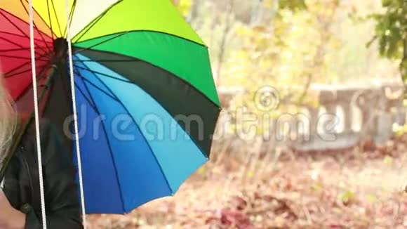 小女孩带着雨伞在秋千上视频的预览图