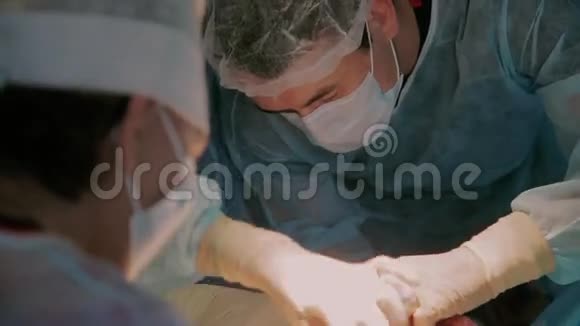 手术室外科医生小组正在完成再植入手术视频的预览图