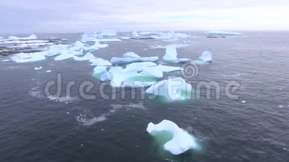 空中看到水中许多冰山安德列夫视频的预览图