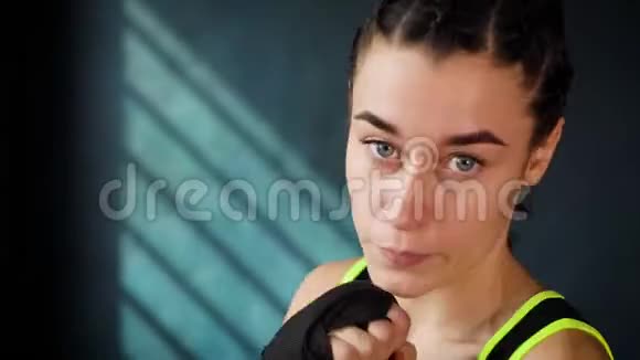 在健身室训练打拳的漂亮年轻拳击女子特写镜头视频的预览图
